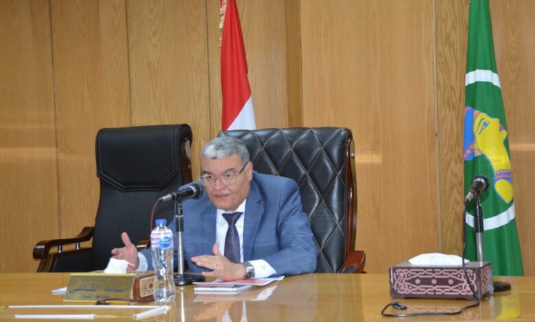 محافظ المنيا يترأس اجتماع اللجنة العليا لزراعة القمح لمناقشة الاستعدادات للموسم الجديد